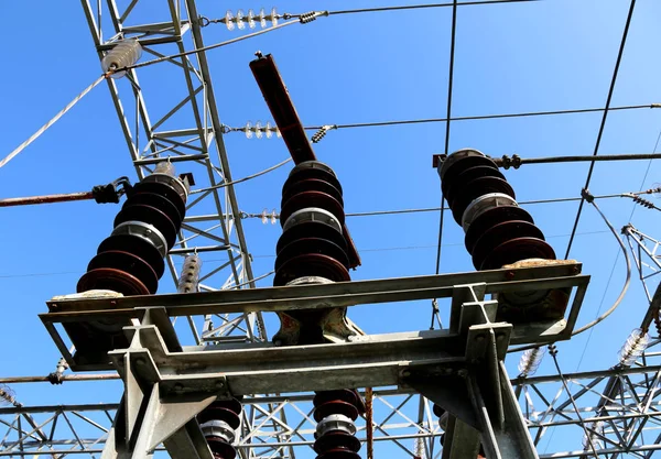 Desconectores de linhas elétricas de alta tensão no poder p — Fotografia de Stock