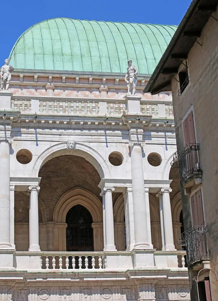 Detalhe de um monumento antigo chamado Basílica Palladiana em Ital — Fotografia de Stock