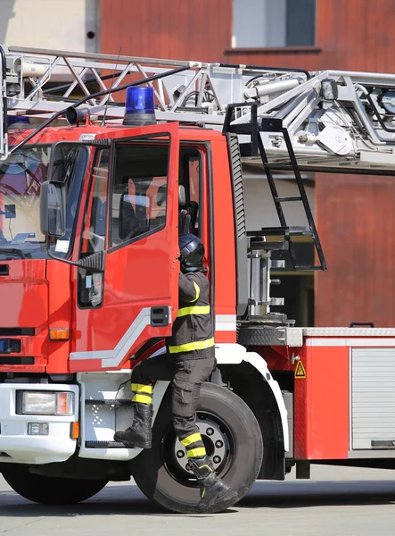 Пожарный быстро падает из пожарной машины во время пожаров — стоковое фото