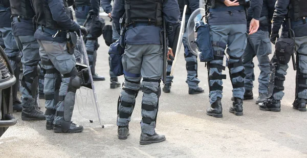 Groep politieagenten in oproerbeheersing met stokken tijdens secu — Stockfoto