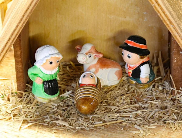 Crèche de Bretagne française avec statues de la Sainte Famille et Bébé Je — Photo