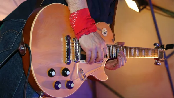 Guitarist plays electric guitar on stage — Stock Photo, Image