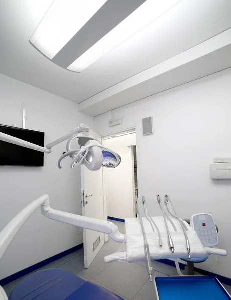 Dans une clinique dentaire avec la lumière halogène photographiée avec — Photo