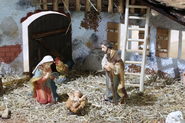 Presepe con santa famiglia in una stalla — Foto Stock