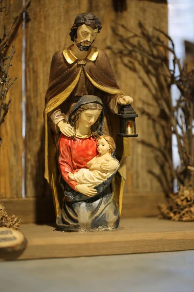 Jesu fødsel bestemt med den hellige familie og Sankt Josef som holder en l – stockfoto