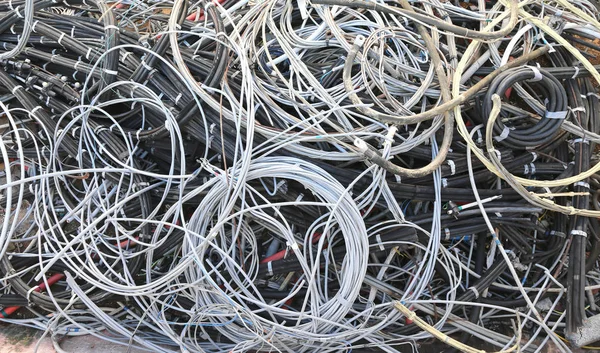 Pilha de cabos elétricos usados no aterro — Fotografia de Stock