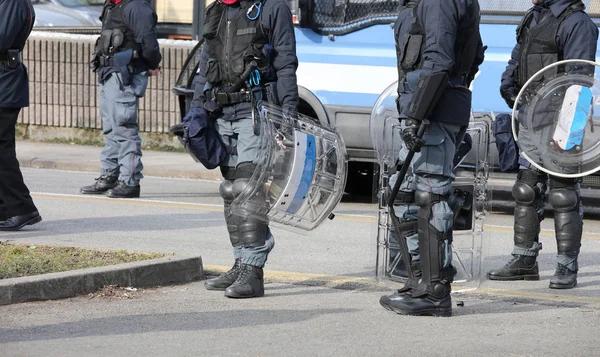 Pelotones de policías antidisturbios durante los controles antiterroristas — Foto de Stock