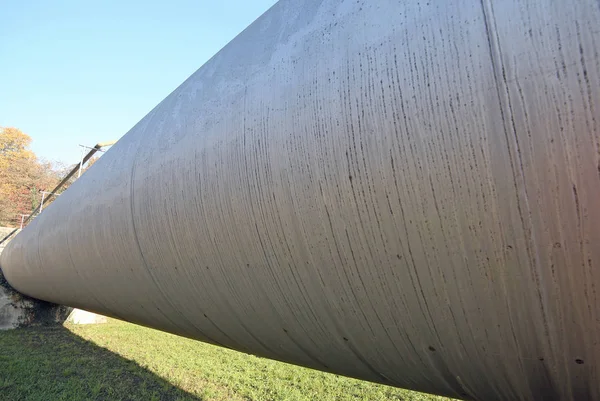 Tubi in acciaio per il trasporto di gas o petrolio in costruzione — Foto Stock