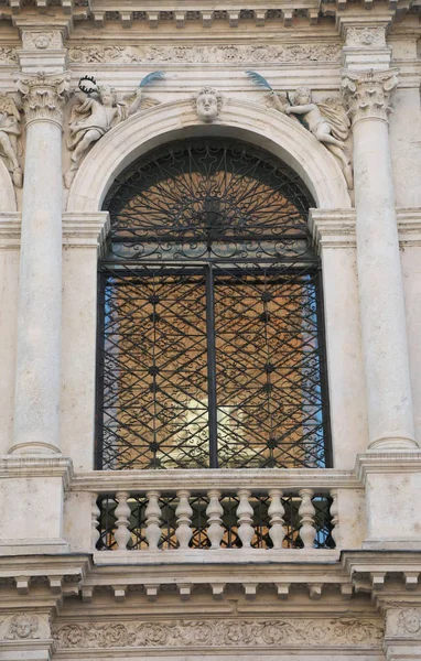 Ventana de la antigua iglesia de San Vicent llamada San Vincenzo en — Foto de Stock