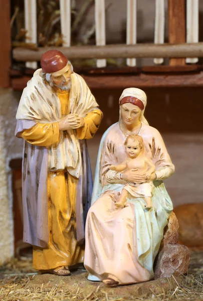 Traditionelle Krippe mit der Heiligen Familie und dem Jesuskind — Stockfoto