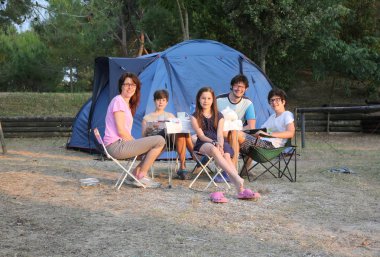 Neşeli beş kişilik bir aile: anne baba ve üç çocuk yeniden