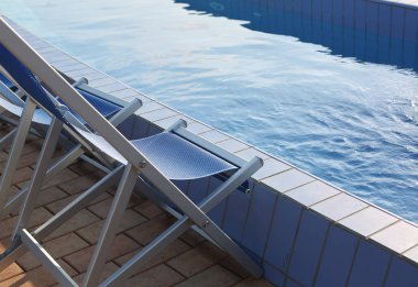 insanlar olmadan spa havuz kenarında şezlong