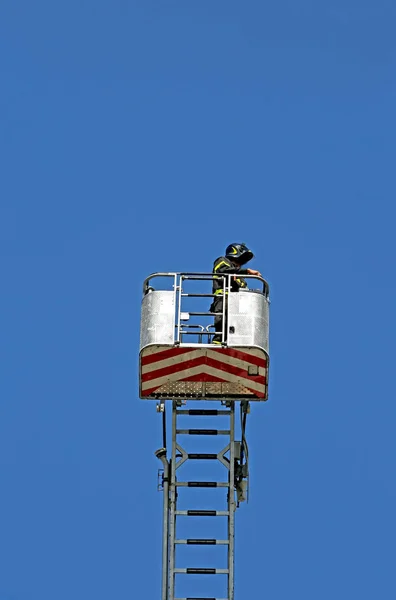 Cesta con plataforma aérea sobre la escalera especial —  Fotos de Stock