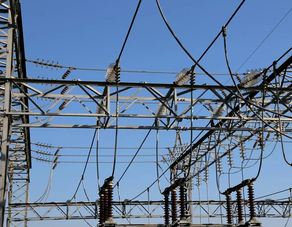 Linhas eléctricas de alta tensão na central eléctrica do ciclo solar — Fotografia de Stock