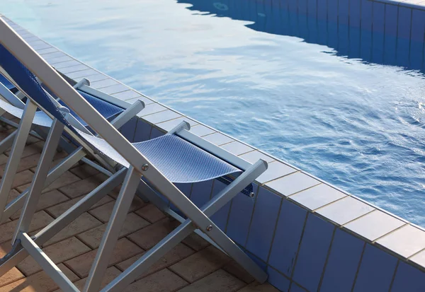 Liegestühle am Poolrand des Thermalbades ohne Menschen — Stockfoto