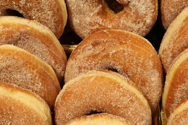 Donuts para venda na pastelaria — Fotografia de Stock