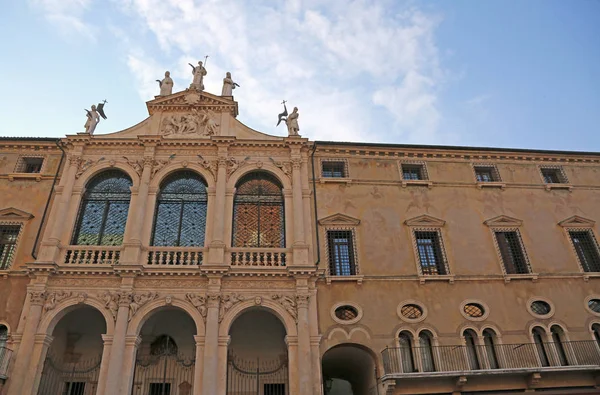 Fassade der alten Kirche des heiligen Vicente namens San Vincenzo in — Stockfoto