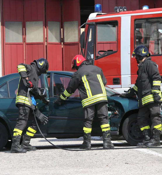 在道路交通事故后的救援的消防队员 — 图库照片