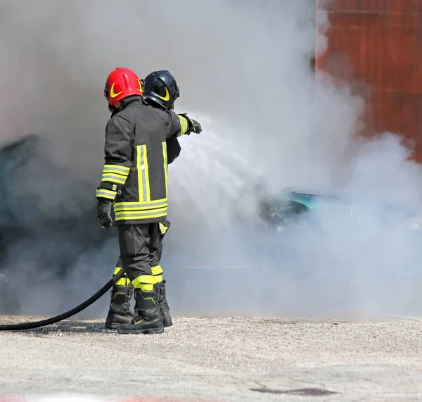 f itfaiye düzgün ve koruyucu kask ile söndürmek