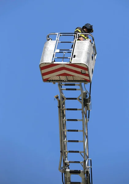 Пожежник над сходами з металевим кошиком перевірте — стокове фото