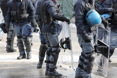 sokaklarda devriye sırasında kask ile İsyan dişli polis