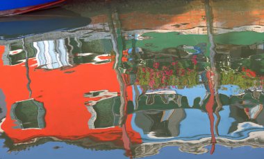 adanın renkli evlerin su yansıma 