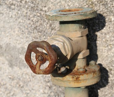 pas kapama valfi ile çok eski paslı musluk