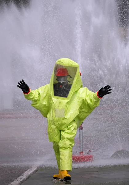 Ο άνθρωπος με ένα κίτρινο προστατευτικό κοστούμι ενάντια σε ακτινοβολίες και χημικά — Φωτογραφία Αρχείου