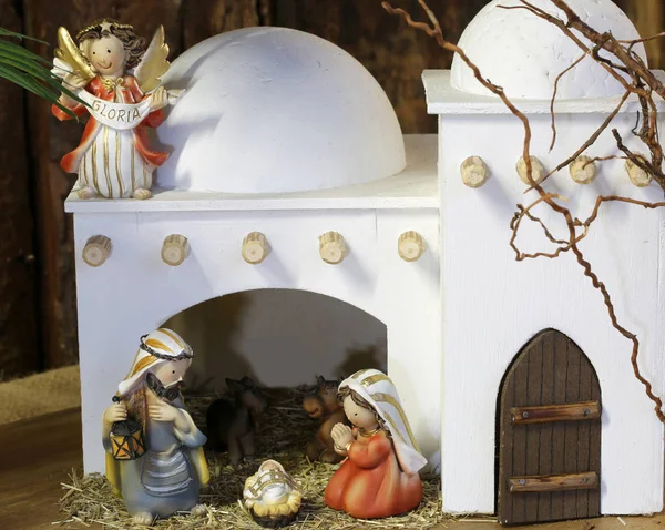 Палестинская сцена Рождества со святой семьей, установленной в середине и — стоковое фото