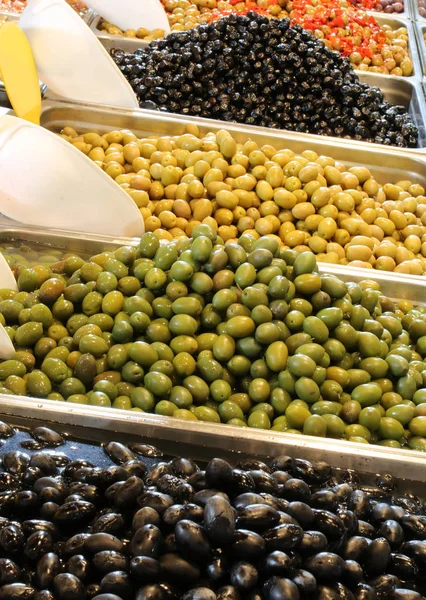 Ripe olives of many qualities for sale on sale in the mediterran — Stock Photo, Image