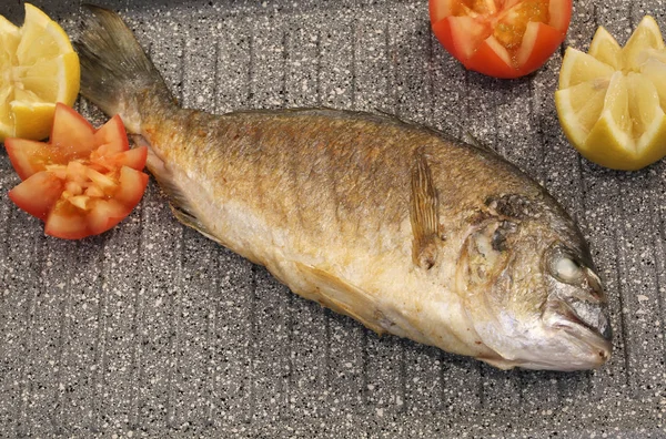 Морской лещ рыбы на гриле в кастрюле ресторана специализируется на с — стоковое фото