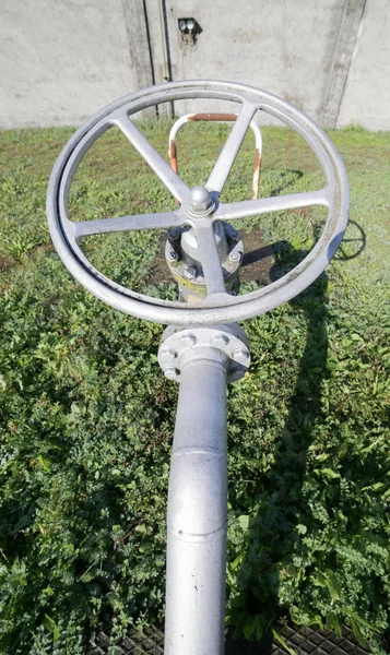 Kraan met sluiting alarmklep in een grote industriële plant — Stockfoto