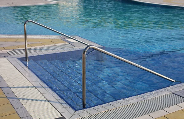 Bazén s žebříkem a ocelové zábradlí v exkluzivní — Stock fotografie