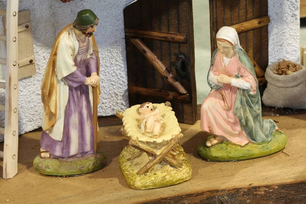 Традиционная сцена Рождества со Святой семьей и младенцем Джесом — стоковое фото