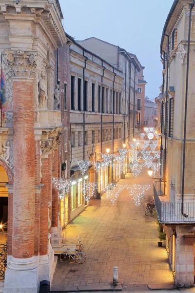 Vicenza, Italia, Escena nocturna con luces navideñas con un — Foto de Stock