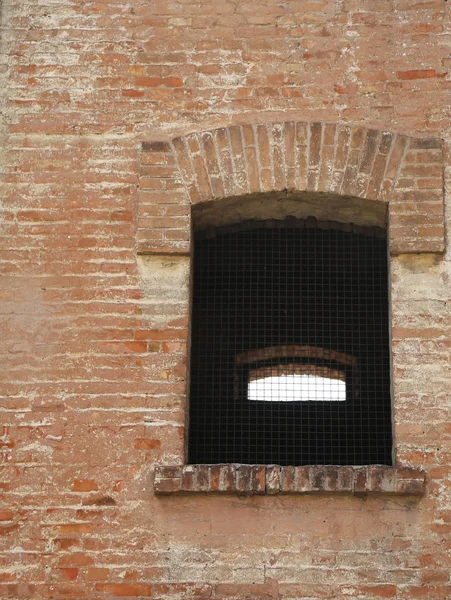 Finestra di un vecchio edificio in mattoni — Foto Stock