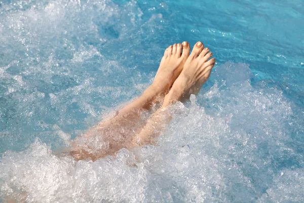 Kvinde i poolen af spa og spabad på bare fødder - Stock-foto