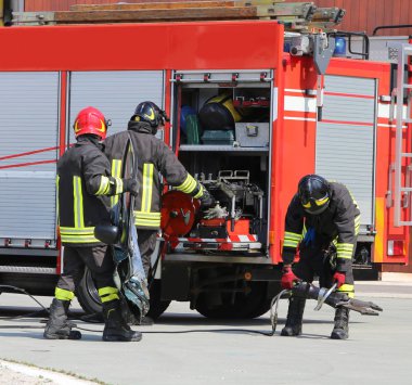 İtfaiye araçları ve üniforma ve koruyucu kask ile itfaiye