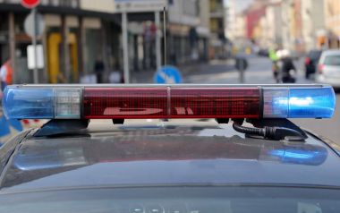 polis arabasının yolda noktasında yanıp sönen sirenler