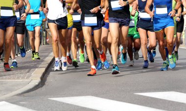 Logo ve marka olmadan yolda maratona erkekler