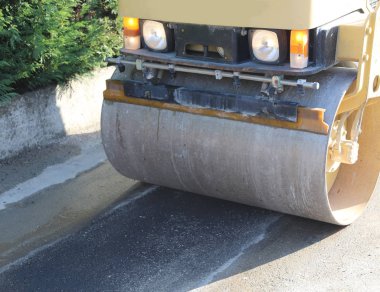 asfalt yol ücreti döşenmesi sırasında silindir