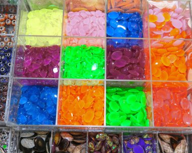 Taş dekorasyon ve ev yapımı kolyeler bir Ocak oluşturmak için