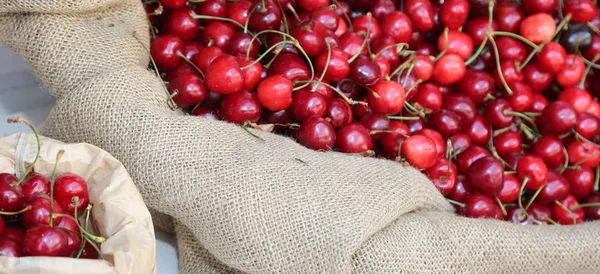 Cesta de cerezas para la venta en el mercado de frutas — Foto de Stock