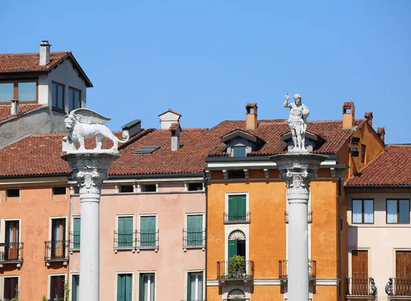 Columnas con estatuas uno con León de Venecia y otro con un — Foto de Stock