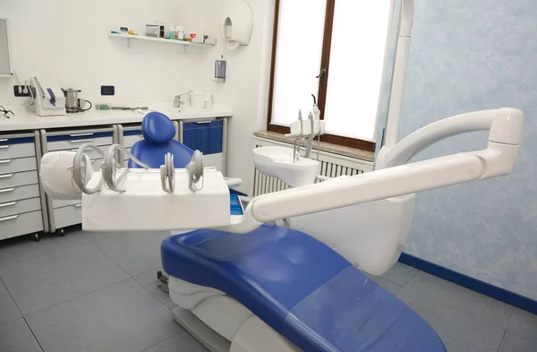 Clinique dentaire avec et chaise sans personnes et un grand mur monit — Photo