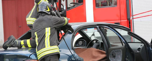 Exercice de l'équipe de pompiers pendant le sauvetage après un accident de la route grave — Photo