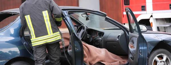 Feuerwehr übt bei Rettung nach schwerem Verkehrsunfall — Stockfoto