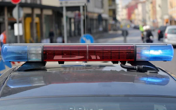 Miga syreny samochodu policji o punkt kontrolny na drodze — Zdjęcie stockowe