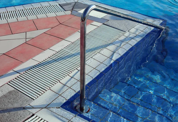 Corrimano per accedere alla piscina per la riabilitazione muscolare in una spa — Foto Stock