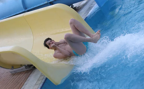 Niño intrépido sale rápido de la diapositiva de la piscina — Foto de Stock